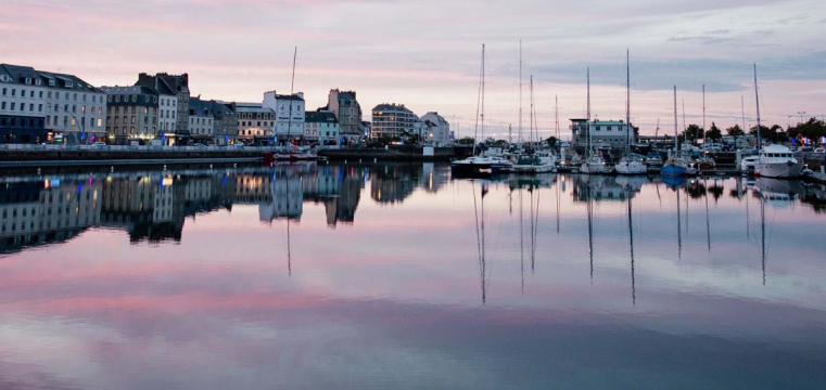 Le port de plaisance de Cherbourg de nuit